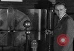 Standbild Haare schneiden Limousine Portland Oregon USA, 1931, aus Sekunde 25 historischem Filmmaterial Videoclip 65675055144