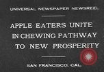 Standbild Leute essen Äpfel zu helfen Arbeitslosen Erzeuger San Francisco California USA, 1931, aus Sekunde 1 historischem Filmmaterial Videoclip 65675055145