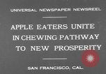 Standbild Leute essen Äpfel zu helfen Arbeitslosen Erzeuger San Francisco California USA, 1931, aus Sekunde 3 historischem Filmmaterial Videoclip 65675055145