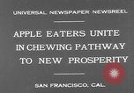 Standbild Leute essen Äpfel zu helfen Arbeitslosen Erzeuger San Francisco California USA, 1931, aus Sekunde 5 historischem Filmmaterial Videoclip 65675055145