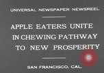 Standbild Leute essen Äpfel zu helfen Arbeitslosen Erzeuger San Francisco California USA, 1931, aus Sekunde 6 historischem Filmmaterial Videoclip 65675055145