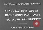 Standbild Leute essen Äpfel zu helfen Arbeitslosen Erzeuger San Francisco California USA, 1931, aus Sekunde 7 historischem Filmmaterial Videoclip 65675055145