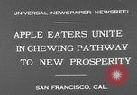 Standbild Leute essen Äpfel zu helfen Arbeitslosen Erzeuger San Francisco California USA, 1931, aus Sekunde 9 historischem Filmmaterial Videoclip 65675055145