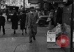 Standbild Leute essen Äpfel zu helfen Arbeitslosen Erzeuger San Francisco California USA, 1931, aus Sekunde 10 historischem Filmmaterial Videoclip 65675055145