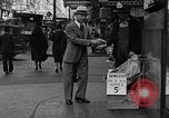 Standbild Leute essen Äpfel zu helfen Arbeitslosen Erzeuger San Francisco California USA, 1931, aus Sekunde 11 historischem Filmmaterial Videoclip 65675055145
