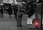 Standbild Leute essen Äpfel zu helfen Arbeitslosen Erzeuger San Francisco California USA, 1931, aus Sekunde 12 historischem Filmmaterial Videoclip 65675055145