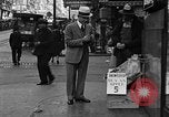 Standbild Leute essen Äpfel zu helfen Arbeitslosen Erzeuger San Francisco California USA, 1931, aus Sekunde 13 historischem Filmmaterial Videoclip 65675055145