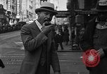 Standbild Leute essen Äpfel zu helfen Arbeitslosen Erzeuger San Francisco California USA, 1931, aus Sekunde 14 historischem Filmmaterial Videoclip 65675055145