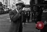 Standbild Leute essen Äpfel zu helfen Arbeitslosen Erzeuger San Francisco California USA, 1931, aus Sekunde 15 historischem Filmmaterial Videoclip 65675055145