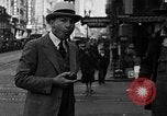 Standbild Leute essen Äpfel zu helfen Arbeitslosen Erzeuger San Francisco California USA, 1931, aus Sekunde 16 historischem Filmmaterial Videoclip 65675055145