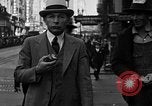 Standbild Leute essen Äpfel zu helfen Arbeitslosen Erzeuger San Francisco California USA, 1931, aus Sekunde 17 historischem Filmmaterial Videoclip 65675055145