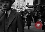 Standbild Leute essen Äpfel zu helfen Arbeitslosen Erzeuger San Francisco California USA, 1931, aus Sekunde 18 historischem Filmmaterial Videoclip 65675055145