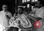 Standbild Leute essen Äpfel zu helfen Arbeitslosen Erzeuger San Francisco California USA, 1931, aus Sekunde 19 historischem Filmmaterial Videoclip 65675055145