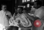 Standbild Leute essen Äpfel zu helfen Arbeitslosen Erzeuger San Francisco California USA, 1931, aus Sekunde 20 historischem Filmmaterial Videoclip 65675055145