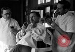 Standbild Leute essen Äpfel zu helfen Arbeitslosen Erzeuger San Francisco California USA, 1931, aus Sekunde 21 historischem Filmmaterial Videoclip 65675055145