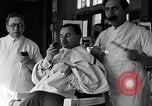 Standbild Leute essen Äpfel zu helfen Arbeitslosen Erzeuger San Francisco California USA, 1931, aus Sekunde 22 historischem Filmmaterial Videoclip 65675055145