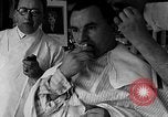 Standbild Leute essen Äpfel zu helfen Arbeitslosen Erzeuger San Francisco California USA, 1931, aus Sekunde 23 historischem Filmmaterial Videoclip 65675055145