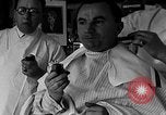 Standbild Leute essen Äpfel zu helfen Arbeitslosen Erzeuger San Francisco California USA, 1931, aus Sekunde 24 historischem Filmmaterial Videoclip 65675055145