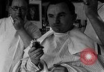 Standbild Leute essen Äpfel zu helfen Arbeitslosen Erzeuger San Francisco California USA, 1931, aus Sekunde 25 historischem Filmmaterial Videoclip 65675055145