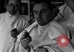 Standbild Leute essen Äpfel zu helfen Arbeitslosen Erzeuger San Francisco California USA, 1931, aus Sekunde 26 historischem Filmmaterial Videoclip 65675055145
