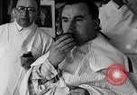 Standbild Leute essen Äpfel zu helfen Arbeitslosen Erzeuger San Francisco California USA, 1931, aus Sekunde 27 historischem Filmmaterial Videoclip 65675055145
