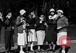 Standbild Leute essen Äpfel zu helfen Arbeitslosen Erzeuger San Francisco California USA, 1931, aus Sekunde 28 historischem Filmmaterial Videoclip 65675055145