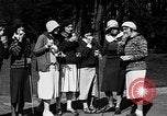 Standbild Leute essen Äpfel zu helfen Arbeitslosen Erzeuger San Francisco California USA, 1931, aus Sekunde 29 historischem Filmmaterial Videoclip 65675055145