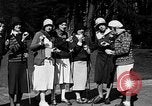 Standbild Leute essen Äpfel zu helfen Arbeitslosen Erzeuger San Francisco California USA, 1931, aus Sekunde 30 historischem Filmmaterial Videoclip 65675055145