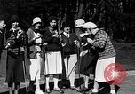 Standbild Leute essen Äpfel zu helfen Arbeitslosen Erzeuger San Francisco California USA, 1931, aus Sekunde 31 historischem Filmmaterial Videoclip 65675055145