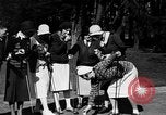 Standbild Leute essen Äpfel zu helfen Arbeitslosen Erzeuger San Francisco California USA, 1931, aus Sekunde 32 historischem Filmmaterial Videoclip 65675055145