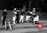Standbild Leute essen Äpfel zu helfen Arbeitslosen Erzeuger San Francisco California USA, 1931, aus Sekunde 33 historischem Filmmaterial Videoclip 65675055145