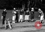 Standbild Leute essen Äpfel zu helfen Arbeitslosen Erzeuger San Francisco California USA, 1931, aus Sekunde 34 historischem Filmmaterial Videoclip 65675055145