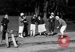 Standbild Leute essen Äpfel zu helfen Arbeitslosen Erzeuger San Francisco California USA, 1931, aus Sekunde 36 historischem Filmmaterial Videoclip 65675055145