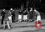 Standbild Leute essen Äpfel zu helfen Arbeitslosen Erzeuger San Francisco California USA, 1931, aus Sekunde 38 historischem Filmmaterial Videoclip 65675055145