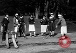 Standbild Leute essen Äpfel zu helfen Arbeitslosen Erzeuger San Francisco California USA, 1931, aus Sekunde 39 historischem Filmmaterial Videoclip 65675055145