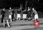 Standbild Leute essen Äpfel zu helfen Arbeitslosen Erzeuger San Francisco California USA, 1931, aus Sekunde 40 historischem Filmmaterial Videoclip 65675055145