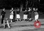 Standbild Leute essen Äpfel zu helfen Arbeitslosen Erzeuger San Francisco California USA, 1931, aus Sekunde 41 historischem Filmmaterial Videoclip 65675055145