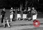 Standbild Leute essen Äpfel zu helfen Arbeitslosen Erzeuger San Francisco California USA, 1931, aus Sekunde 42 historischem Filmmaterial Videoclip 65675055145