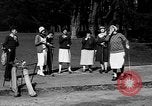 Standbild Leute essen Äpfel zu helfen Arbeitslosen Erzeuger San Francisco California USA, 1931, aus Sekunde 43 historischem Filmmaterial Videoclip 65675055145