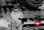 Standbild Leute essen Äpfel zu helfen Arbeitslosen Erzeuger San Francisco California USA, 1931, aus Sekunde 44 historischem Filmmaterial Videoclip 65675055145