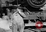 Standbild Leute essen Äpfel zu helfen Arbeitslosen Erzeuger San Francisco California USA, 1931, aus Sekunde 45 historischem Filmmaterial Videoclip 65675055145