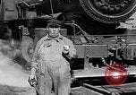 Standbild Leute essen Äpfel zu helfen Arbeitslosen Erzeuger San Francisco California USA, 1931, aus Sekunde 46 historischem Filmmaterial Videoclip 65675055145