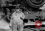Standbild Leute essen Äpfel zu helfen Arbeitslosen Erzeuger San Francisco California USA, 1931, aus Sekunde 47 historischem Filmmaterial Videoclip 65675055145