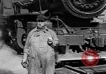 Standbild Leute essen Äpfel zu helfen Arbeitslosen Erzeuger San Francisco California USA, 1931, aus Sekunde 48 historischem Filmmaterial Videoclip 65675055145