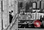Standbild Leute essen Äpfel zu helfen Arbeitslosen Erzeuger San Francisco California USA, 1931, aus Sekunde 49 historischem Filmmaterial Videoclip 65675055145