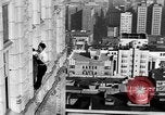Standbild Leute essen Äpfel zu helfen Arbeitslosen Erzeuger San Francisco California USA, 1931, aus Sekunde 50 historischem Filmmaterial Videoclip 65675055145
