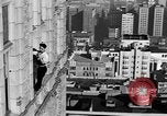 Standbild Leute essen Äpfel zu helfen Arbeitslosen Erzeuger San Francisco California USA, 1931, aus Sekunde 51 historischem Filmmaterial Videoclip 65675055145