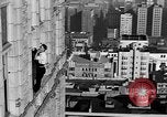 Standbild Leute essen Äpfel zu helfen Arbeitslosen Erzeuger San Francisco California USA, 1931, aus Sekunde 52 historischem Filmmaterial Videoclip 65675055145