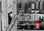 Standbild Leute essen Äpfel zu helfen Arbeitslosen Erzeuger San Francisco California USA, 1931, aus Sekunde 53 historischem Filmmaterial Videoclip 65675055145