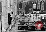 Standbild Leute essen Äpfel zu helfen Arbeitslosen Erzeuger San Francisco California USA, 1931, aus Sekunde 54 historischem Filmmaterial Videoclip 65675055145